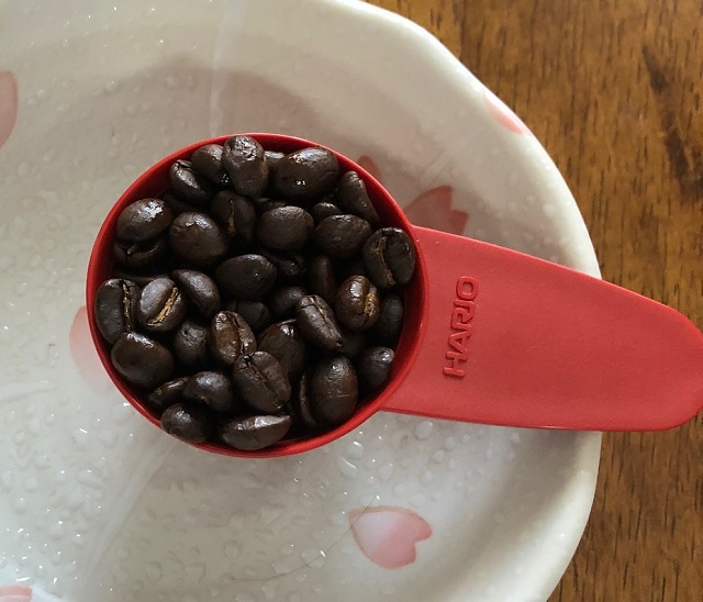 マラウイコーヒーの豆を測る