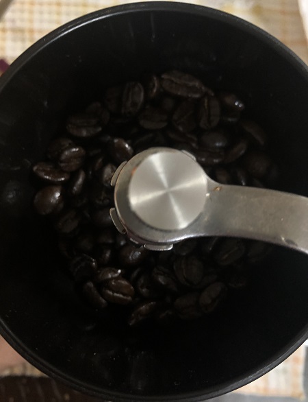 イレブンコーヒーの豆を挽く