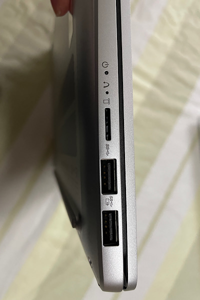 Lenovo IdeaPad Slim 5i Gen 8の右側面