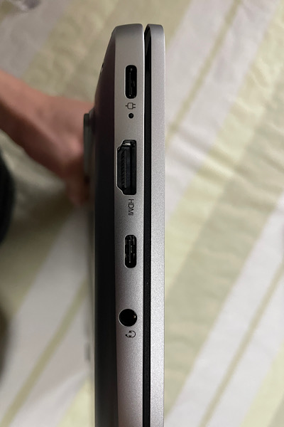 Lenovo IdeaPad Slim 5i Gen 8の左側面