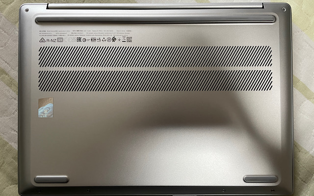 Lenovo IdeaPad Slim 5i Gen 8の裏面